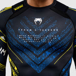 Rashguard Venum Tekken 8 King langärmlig Schwarz-Gelb 